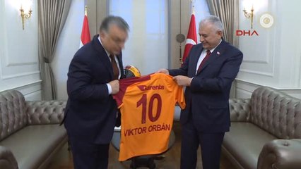 Başbakan Yıldırım Macar Başbakana Imzalı Forma ve Futbol Topu Hediye Etti