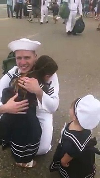 Reacción de marino por embarazo de esposa