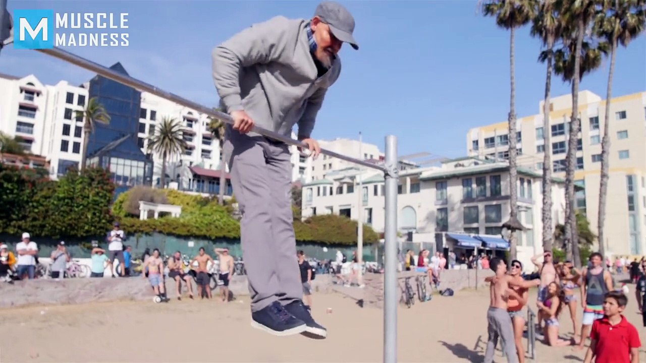 Yaşlı Adam Sokak Egzersiz Şaka | Kas Delilik - Old Man Street Workout Prank | Muscle Madness