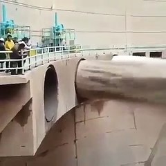 ‏شاهد قوة دفع الماء عند فتح بوابات السد أنظر إلي آخر فتحه الطين ثقيل وبعدها يزيد قوة الدفع