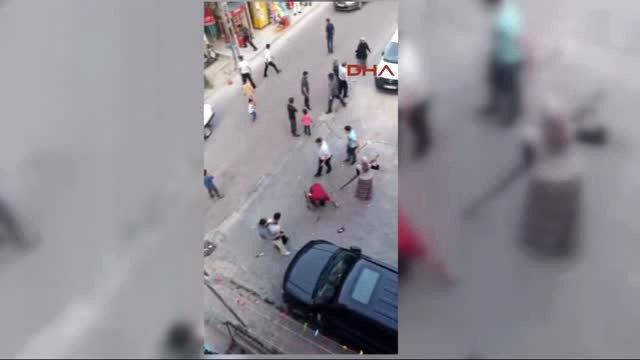 Bahçelievler'de Taşlı, Sopalı, Bıçaklı Kavga Kamerada