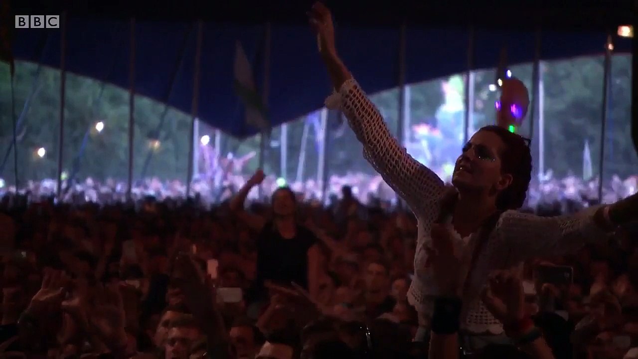 London Grammar - Strong (Live Glastonbury 2017)