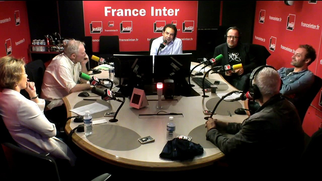 Bernard Lavilliers et Patrick Cohen reçoivent l'appel d'une auditrice... bien familière