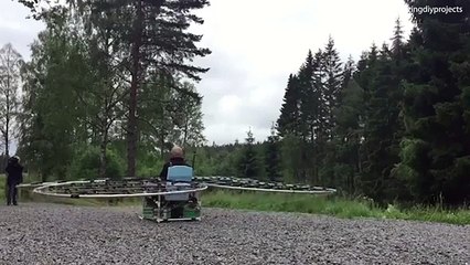 Cet inventeur de génie a fabriqué un hovercraft avec plein de drones volants