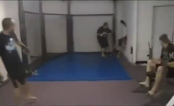 Ce kick-boxeur va faire traverser le mur à son partenaire... Puissant le coup