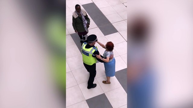 Un agent de police danse avec une vieille dame dans un centre commercial !