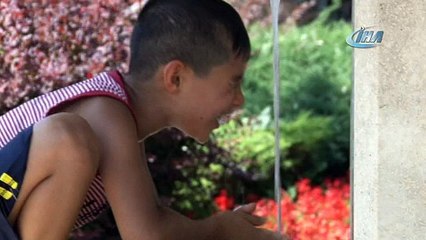 Bursalılar serinlemenin yolunu parklarda buldu