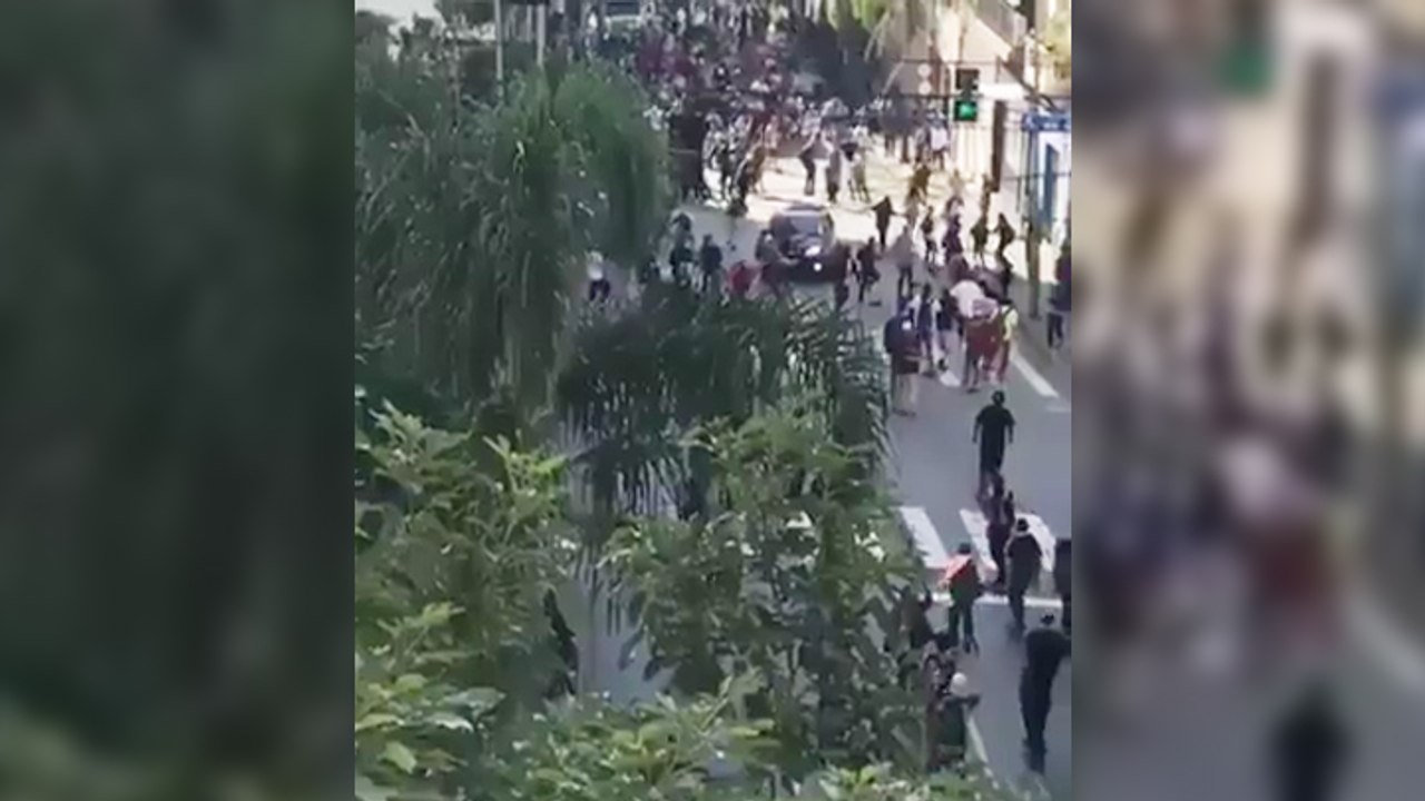 Une voiture percute une foule de skateurs