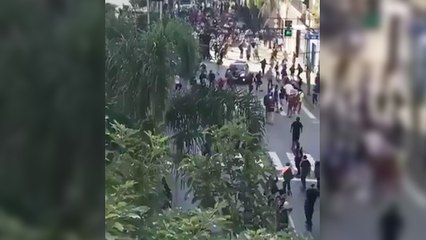 Une voiture percute une foule de skateurs