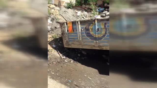 Beykoz'da Hafriyat Yüklü Kamyon Direksiyon Hakimiyetini Kaybedip Araçların Arasına Daldı