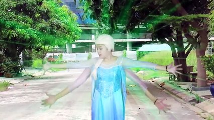 Nữ hoàng băng giá mọc râu quai nón chiến đấu với siêu nhân nhện