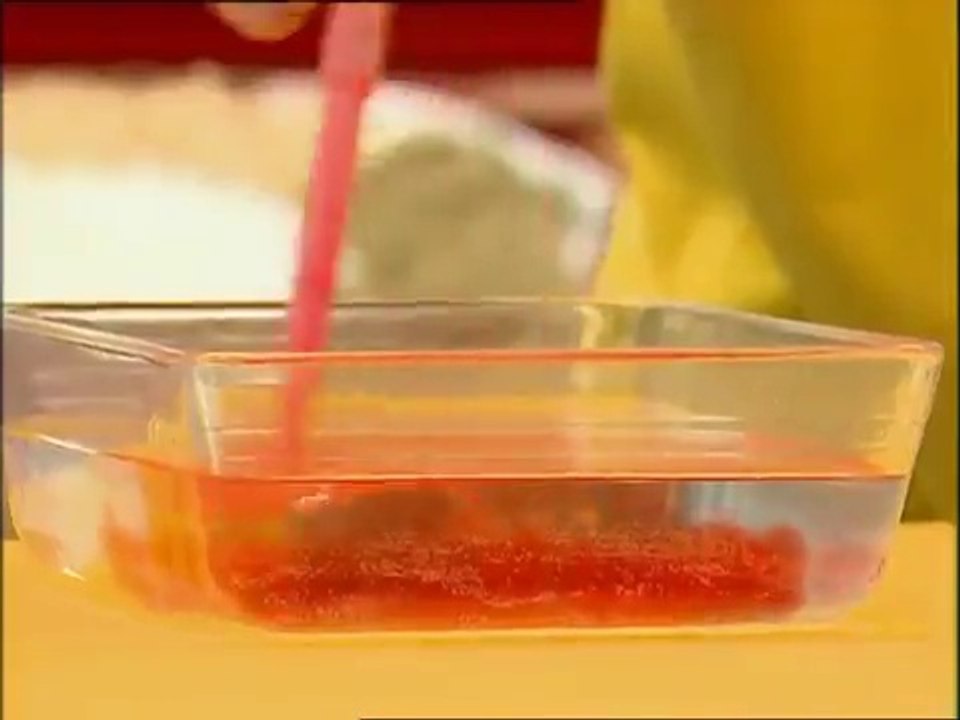 Pourquoi utilise-t-on du gras dans le savon  - C'est pas sorcier-CGRNYaKW2os