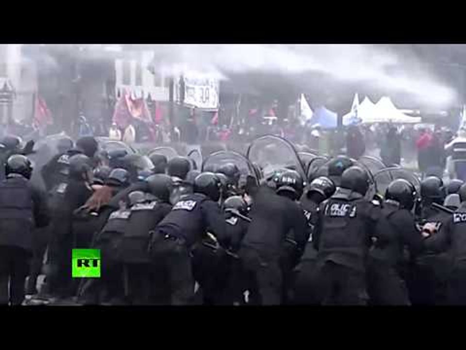 Rubber bullets, tear gas & water cannons: Police clash with antii-govt protesters in Argentina