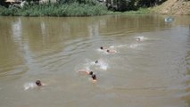 Sıcaktan Bunalan Çocuklar Nehirde Serinliyor