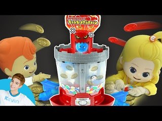 빙글빙글 돌아가는 몬스터에 동전을 골인시켜라! 캐빈과 꼬마 친구들의 몬스터 메달머신 보드게임 l 캐리앤 플레이