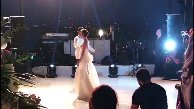 BURAK ÖZÇİVİT ve FAHRİYE EVCEN'İN MUHTEŞEM DÜĞÜN DANSI 29.06.2017