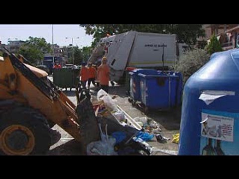 ''Μάχη'' με τα σκουπίδια και τον καύσωνα για να καθαρίσει η Λιβαδειά