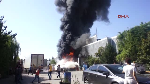 Manisa Alaşehir'de Sebze ve Meyve Işletmesinde Korkutan Yangın