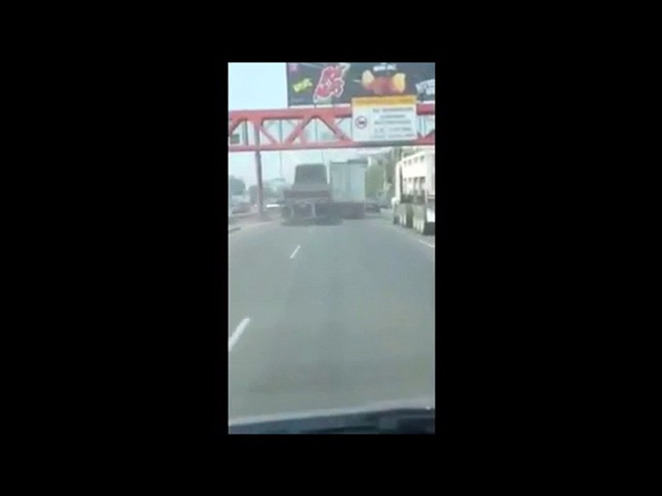 México: Tráiler pierde el control y cae de puente