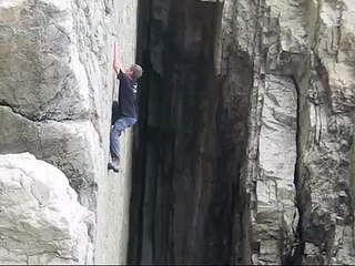 Un grimpeur lâche prise en escalade libre