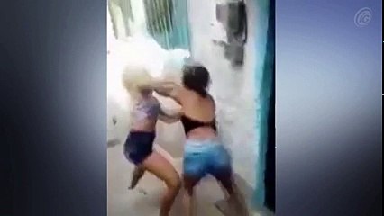Vídeo flagra briga entre adolescentes