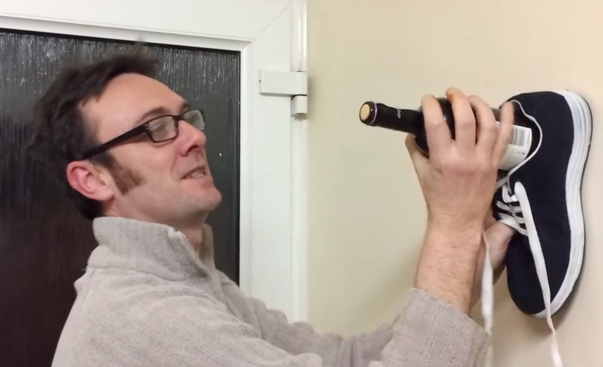 Cet homme est capable d'ouvrir une bouteille de vin sans tire bouchon