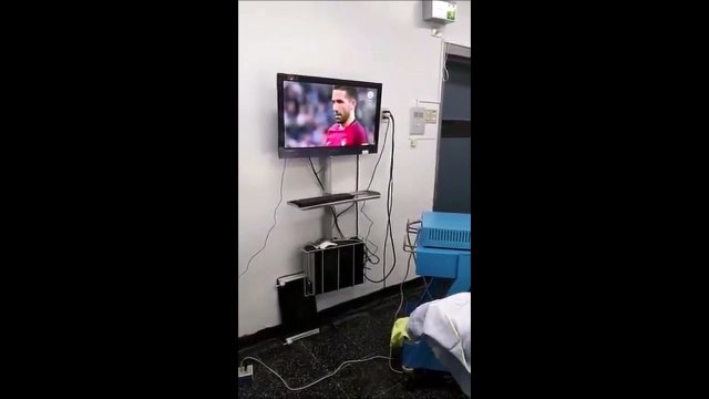 On peut etre chirurgien et fan de foot... Mais en pleine opération c'est chaud!