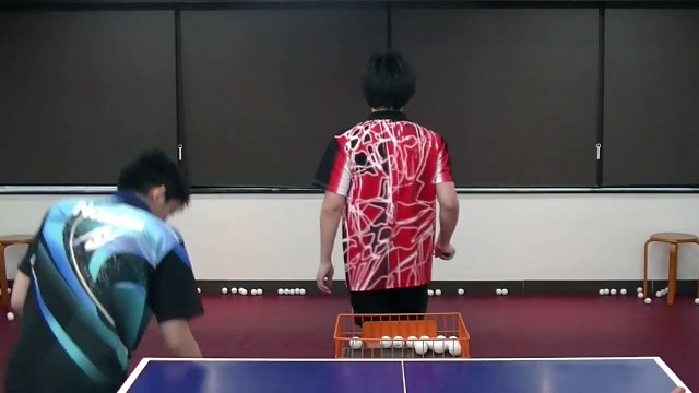 Ce gars galère pour ranger ses balles de ping-pong
