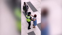 Quand un policier danse avec un mamie... Bonne ambiance