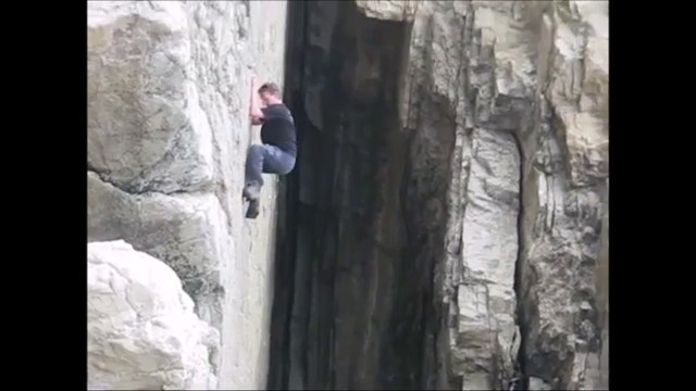 Ce gars escalade une paroi et va chuter