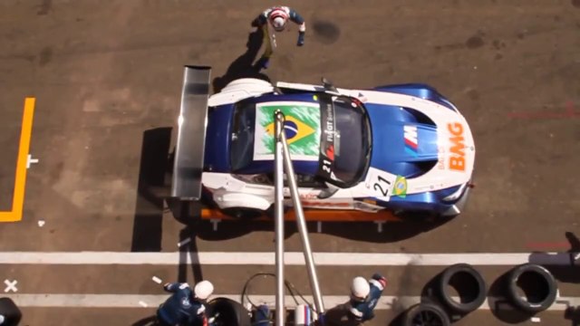 Regardez comment ce pilote va fermer la porte coincée de sa voiture.. Bourrin