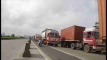 Colas de camiones en el mayor puerto de contenedores de la India por el ciberataque