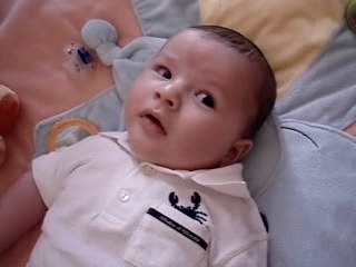 petit coeur sur son tapis d'éveil