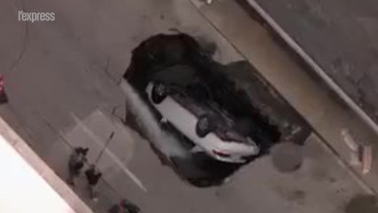 États-Unis: une voiture avalée par un trou géant à Saint-Louis