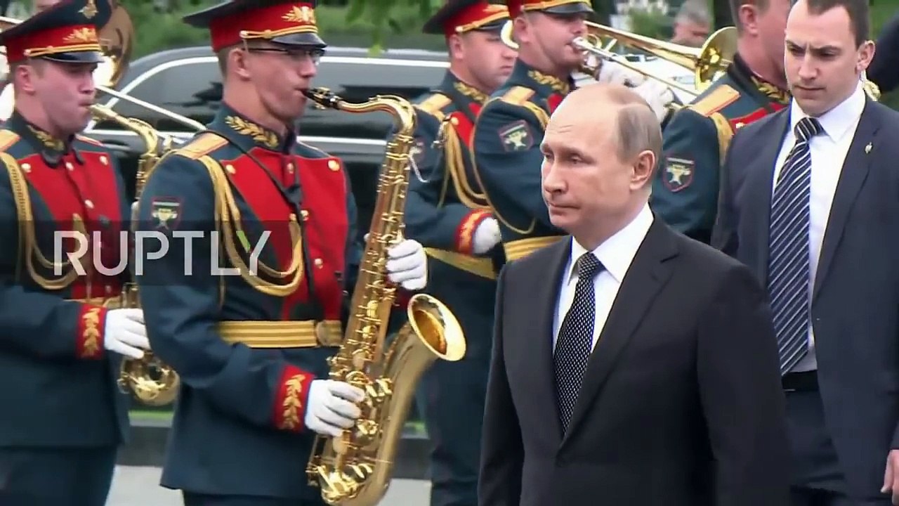 Путин и Медведев насквозь промокли под ливнем на церемонии в День памяти и скорби