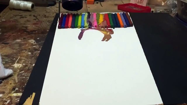 Il peint en faisant fondre des crayons de couleurs au sédchoir !