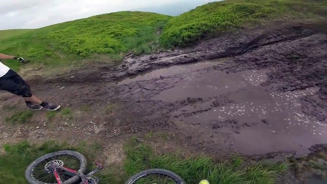 Il s'explose en VTT dans une flaque de boue géante