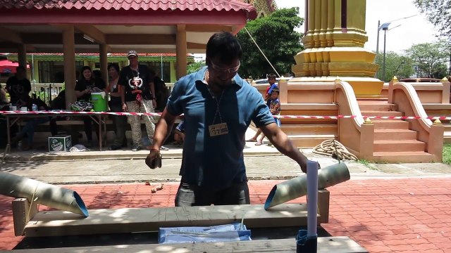 Concours du meilleur coupeur d'objets au couteau en Thailande... LOL