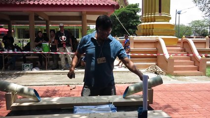 Concours du meilleur coupeur d'objets au couteau en Thailande... LOL