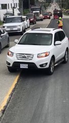 Ce chauffard roule sur une ouvrière d'un chantier sur la route !