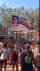 Ce mec a une carte d'identité géante en pancarte à un concert électro !