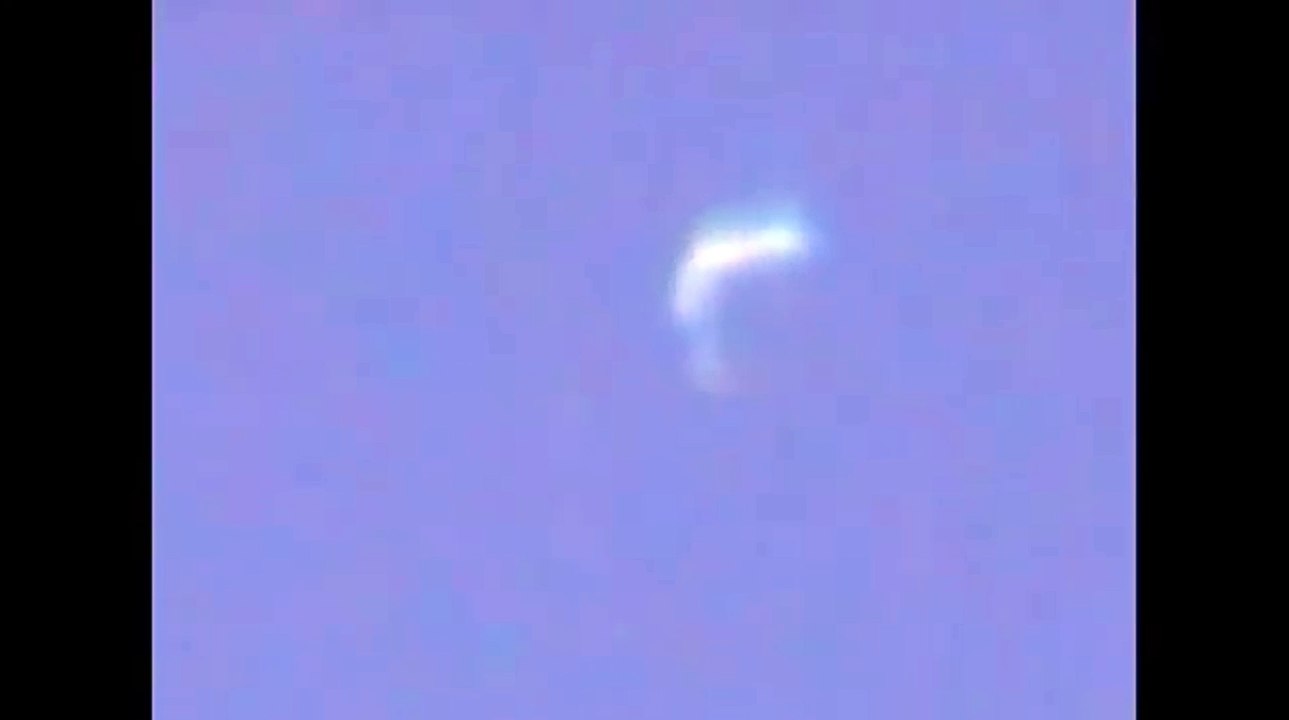Giant Spaceworm UFO Over London Town