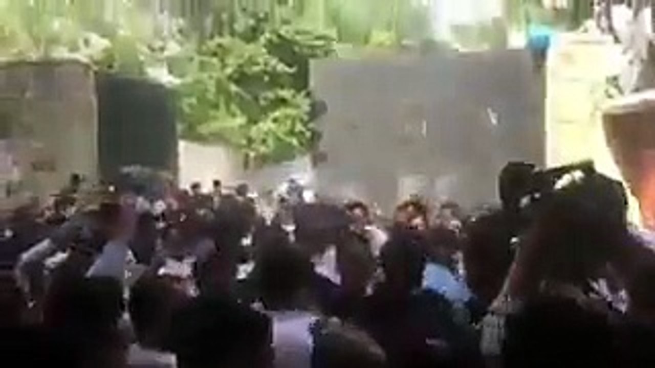 عمران خان پارہ چنار کے مظاہرین کے ہجوم میں بغیر پروٹوکول اور سیکورٹی داخل ہو ئے ، عمران خان کی آمد پر مظاہرین کانعرے لگا کر استقبال