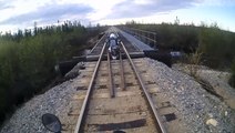 Un motard fait une grosse erreur en voulant traverser un vieux pont.