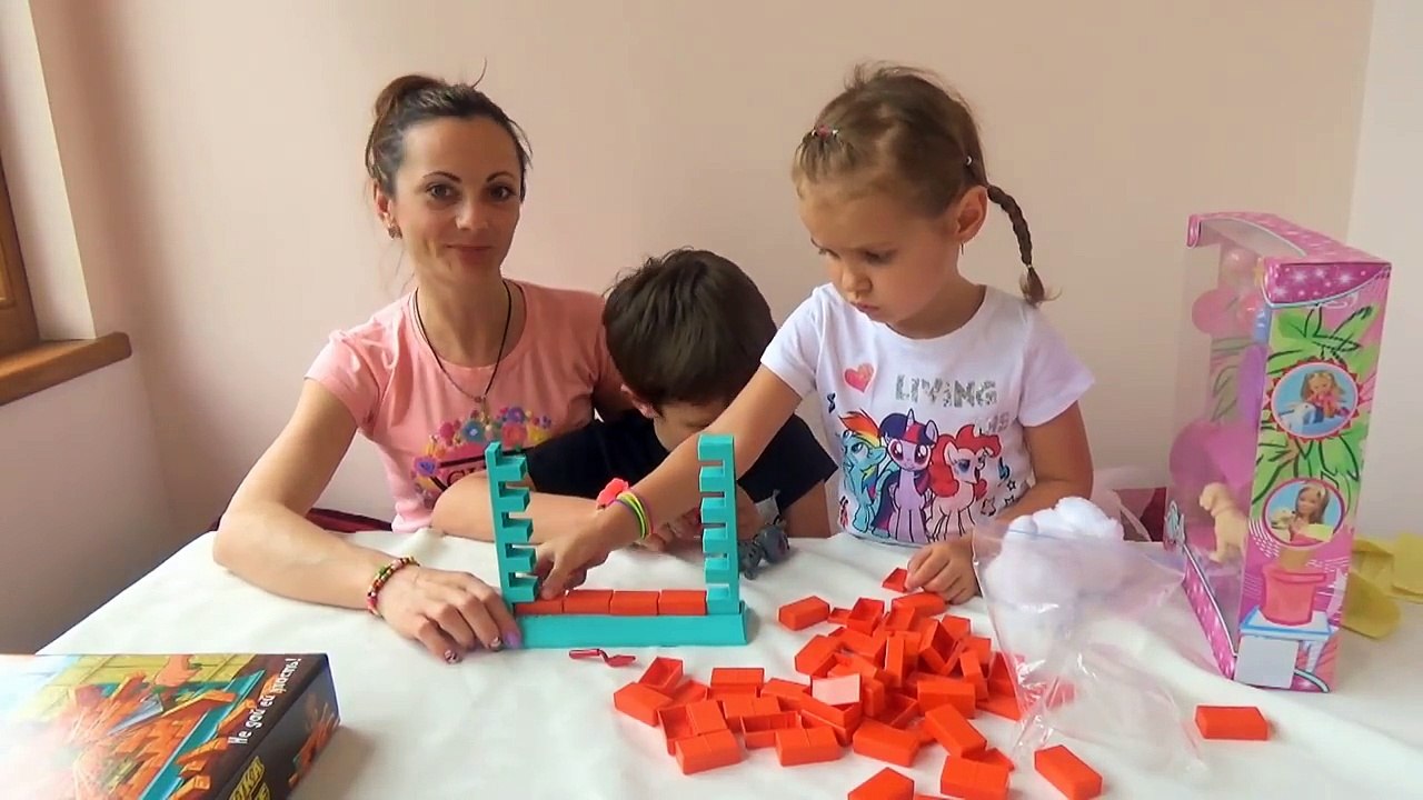 КАТЯ и МАКС открывают подарки от My little Nastya Играем в игру КОШКА НА СТЕНЕ и КУКЛАМИ