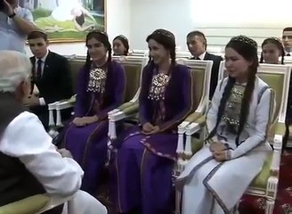 Russians Girls Made PM Modi laughs रूसी लड़कियों ने हिंदी में गाया गाना