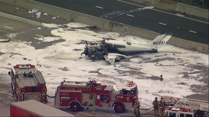 В Калифорнии самолёт рухнул на автостраду