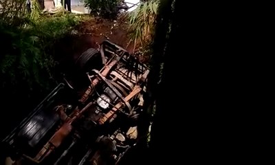 Truk Pengangkut Wisatawan Ini Jatuh ke Sungai, 3 Tewas