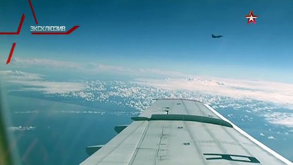 Tải video: Истребитель Су 27 отгоняет F 16 НАТО от самолета Шойгу: эксклюзивные кадры