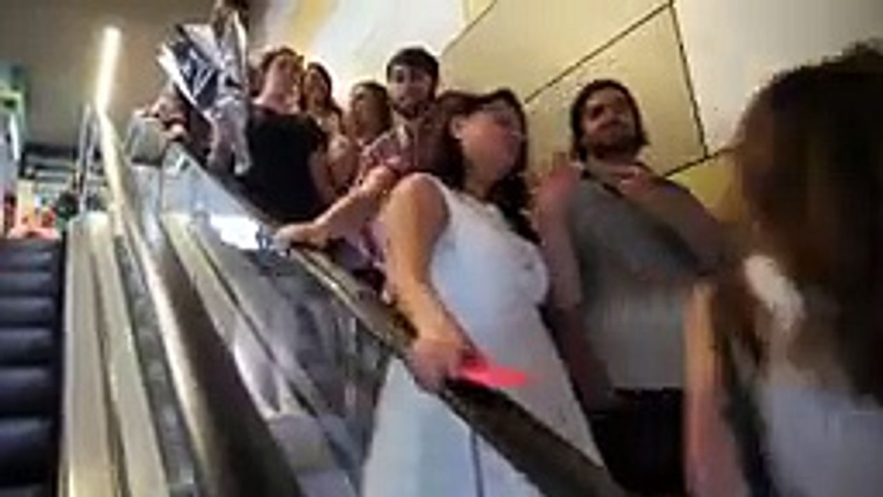 Aussie Guy Proposes to Girlfriend in Packed Cinema. Best wedding proposal!